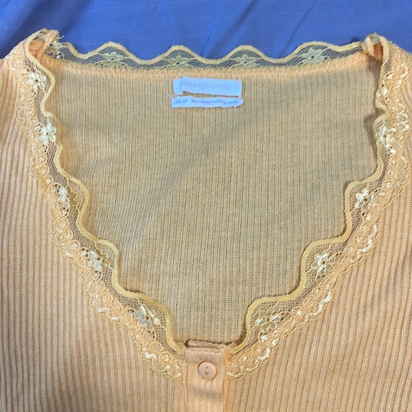 Urban Outfitters short sleeve yellow button down crop top with lace trim - Picture 5 of 7